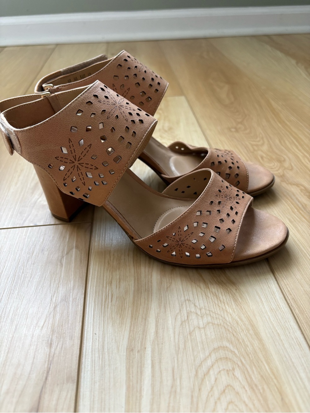 Naturalizer Zinna Tan Neutral Block Heel Sandals With Cutouts Size 8